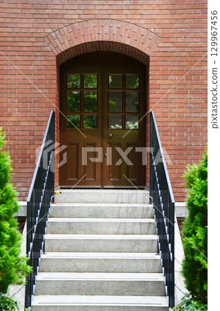 東京丸之內三菱一號館庭院露台 戶外樓梯和門散發著復古的氣息 129967456