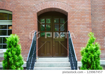 Tokyo Marunouchi Mitsubishi Ichigokan Courtyard Patio Outdoor stairs and doors exude a retro atmosphere 129967457