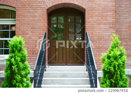 Tokyo Marunouchi Mitsubishi Ichigokan Courtyard Patio Outdoor stairs and doors exude a retro atmosphere 129967458