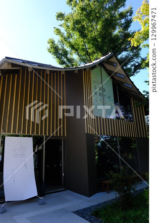 Ogigaiso Exhibition Hall (designed by Kengo Kuma) located in a quiet residential area in Ogikubo, Suginami, Tokyo 129967471