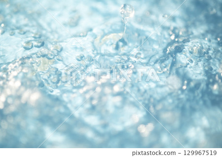 波光粼粼的水面，夏日色彩影像 129967519