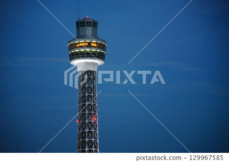 山下公園附近的橫濱海洋塔夜間亮燈 山下公園附近的橫濱海洋塔夜間亮燈 129967585