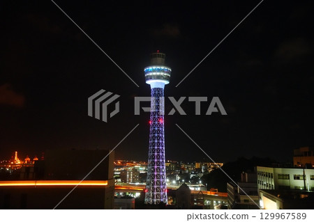 山下公園附近的橫濱海洋塔夜間亮燈 山下公園附近的橫濱海洋塔夜間亮燈 129967589