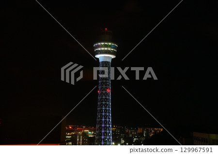 山下公園附近的橫濱海洋塔夜間亮燈 山下公園附近的橫濱海洋塔夜間亮燈 129967591