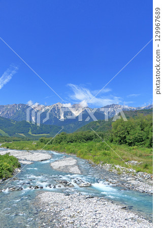 從白馬山腳下眺望夏季的北阿爾卑斯山 129967689