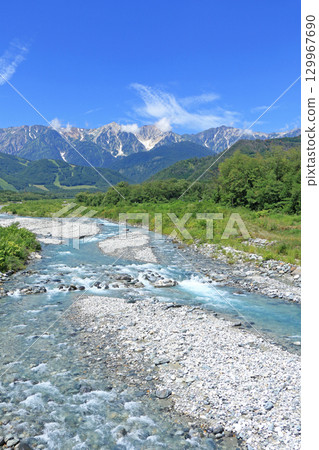 從白馬山腳下眺望夏季的北阿爾卑斯山 129967690