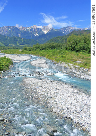 從白馬山腳下眺望夏季的北阿爾卑斯山 129967691