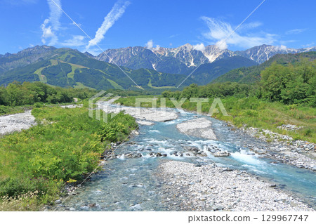 從白馬山腳下眺望夏季的北阿爾卑斯山 129967747