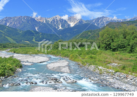 從白馬山腳下眺望夏季的北阿爾卑斯山 129967749