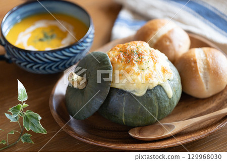 整個南瓜焗烤 整個南瓜焗烤 129968030