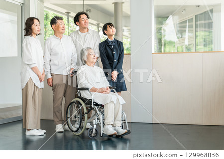 Families, families, and three-generation families visiting elderly people at nursing homes, care facilities, and hospitals Families, families, and three-generation families visiting elderly people at nursing homes, care facilities, and hospitals 129968036