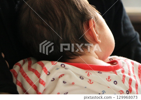 抱抱的嬰兒 抱抱的嬰兒 129968073