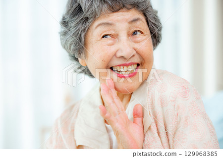 老年婦女感覺皮膚濕潤 129968385