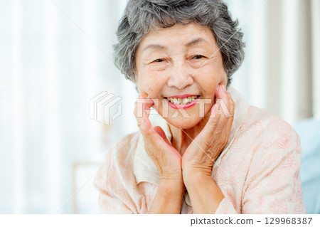 老年婦女感覺皮膚濕潤 129968387
