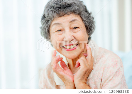 老年婦女感覺皮膚濕潤 129968388