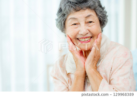 老年婦女感覺皮膚濕潤 129968389