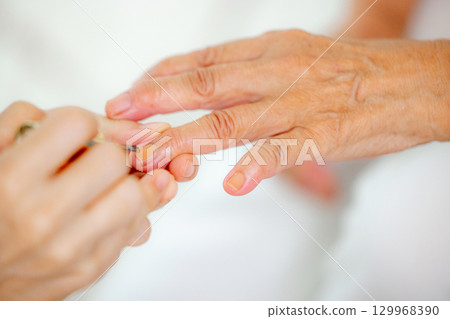 修指甲的高級婦女 129968390