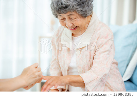 修指甲的高級婦女 129968393