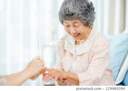 修指甲的高級婦女 129968394