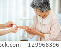 修指甲的高級婦女 129968396