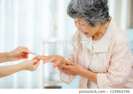 修指甲的高級婦女 129968396