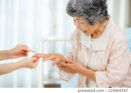 修指甲的高級婦女 129968397