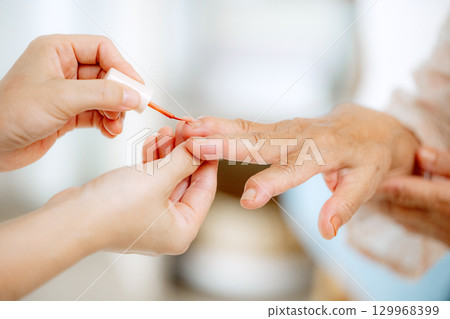 修指甲的高級婦女 129968399