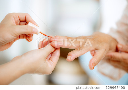 修指甲的高級婦女 129968400