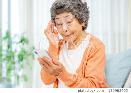 看著智能手機屏幕的女高管 129968405