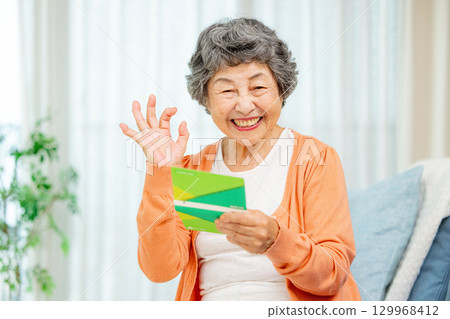 拿著存摺的資深婦女 129968412