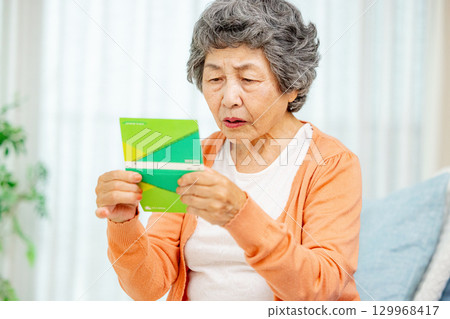 拿著存摺的老年婦女擔心 129968417