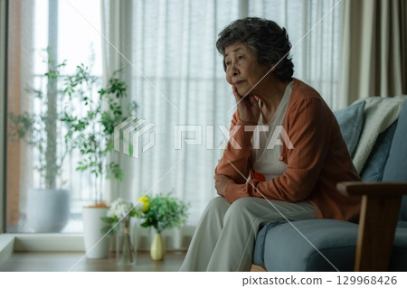 沮喪的老年婦女 129968426