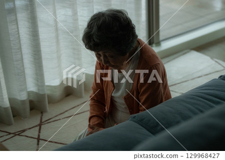 沮喪的老年婦女 129968427