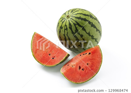 白色背景中完整切開的小西瓜 129968474