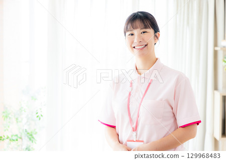 一個年輕的照顧者 129968483