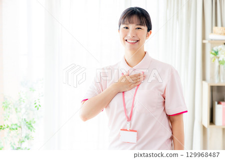 一個年輕的照顧者 129968487