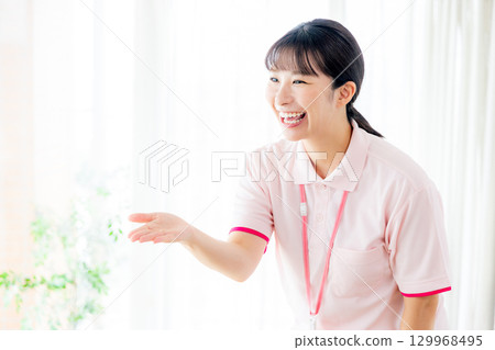 一個年輕的照顧者 129968495
