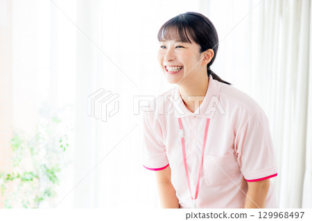 一個年輕的照顧者 129968497