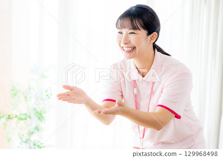 一個年輕的照顧者 129968498