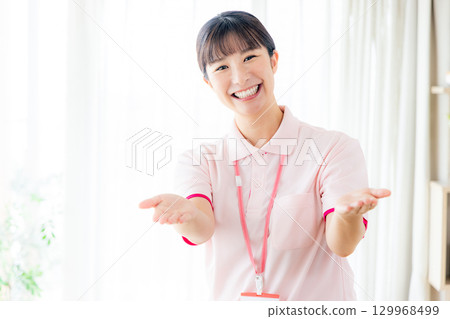 一個年輕的照顧者 129968499