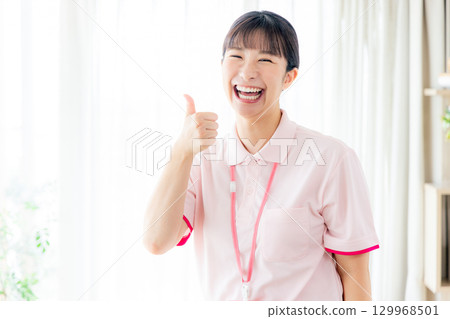 一個年輕的照顧者 129968501