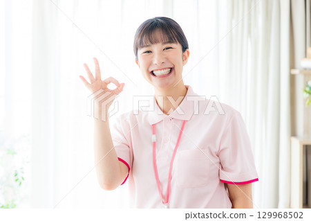 一個年輕的照顧者 129968502