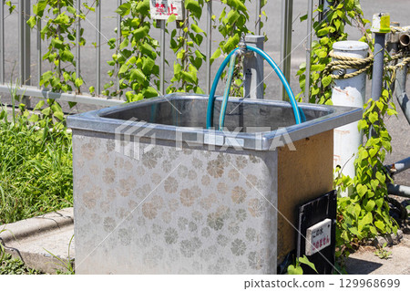 田野角落的水管 田野角落的水管 129968699