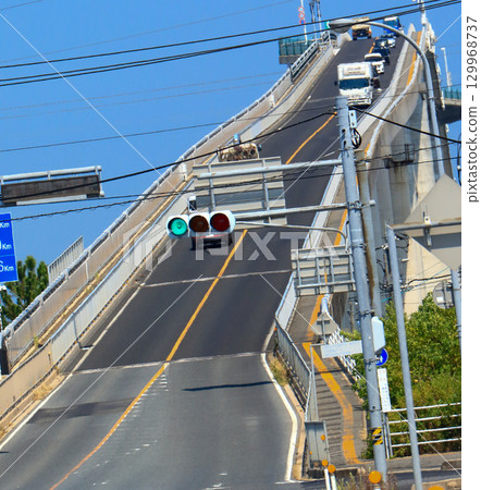 島根縣陡坡上的一座橋 島根縣陡坡上的一座橋 129968737