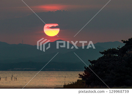 Sunset at Lake Shinji 129968739