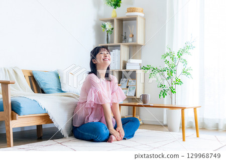 在線交付的女性 129968749