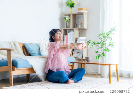 在線交付的女性 129968752