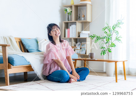 在線交付的女性 129968753