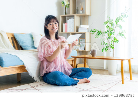 操作片劑的一個少婦 129968785