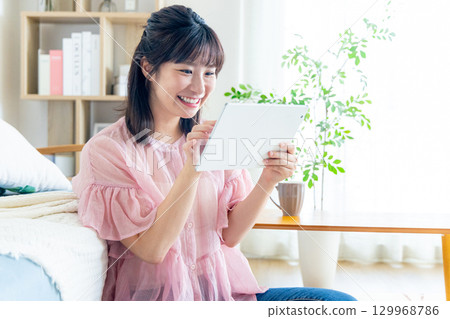 操作片劑的一個少婦 129968786